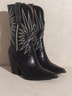 NWOT Starburst Embroidery Boots Size 8.5